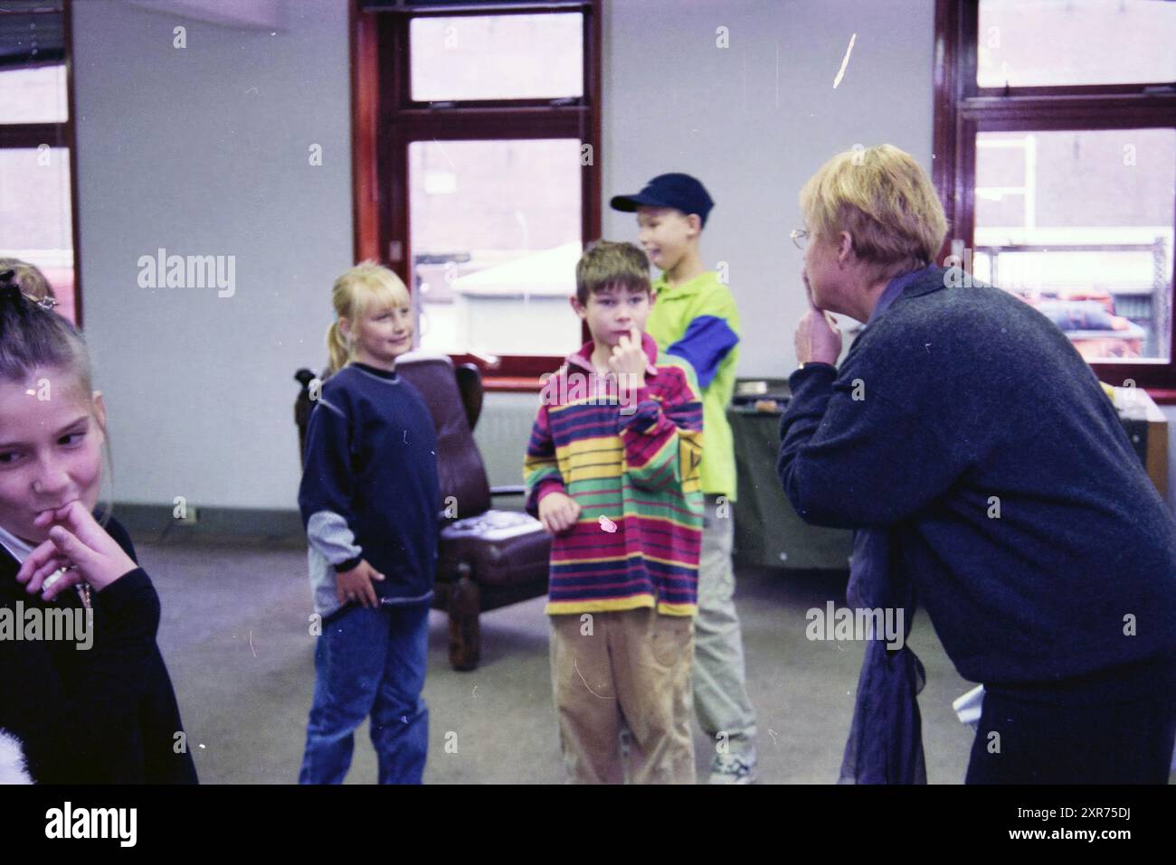 Enfants répétant pour une comédie musicale, IJmuiden, IJmuiden, pays-Bas, 02-10-1998, Whizgle Dutch News : des images historiques sur mesure pour l'avenir. Explorez le passé néerlandais avec des perspectives modernes grâce à des images d'agences néerlandaises. Concilier les événements d'hier avec les perspectives de demain. Embarquez pour un voyage intemporel avec des histoires qui façonnent notre avenir. Banque D'Images