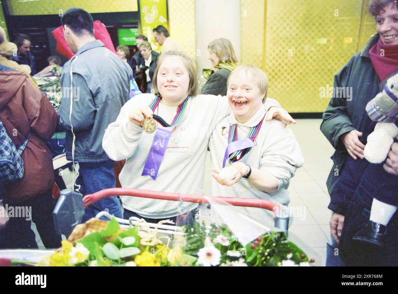 Athlètes handicapés mentaux, Jeux Olympiques, Schiphol, Schiphol, 09-02-1997, Whizgle Dutch News : des images historiques sur mesure pour l'avenir. Explorez le passé néerlandais avec des perspectives modernes grâce à des images d'agences néerlandaises. Concilier les événements d'hier avec les perspectives de demain. Embarquez pour un voyage intemporel avec des histoires qui façonnent notre avenir. Banque D'Images