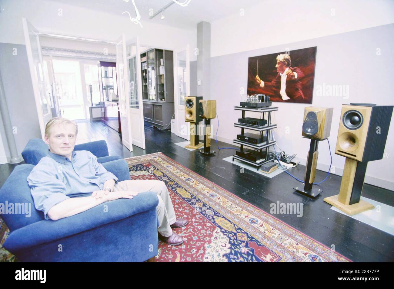 Gentleman avec système de musique, Whizgle Dutch News : images historiques sur mesure pour l'avenir. Explorez le passé néerlandais avec des perspectives modernes grâce à des images d'agences néerlandaises. Concilier les événements d'hier avec les perspectives de demain. Embarquez pour un voyage intemporel avec des histoires qui façonnent notre avenir. Banque D'Images