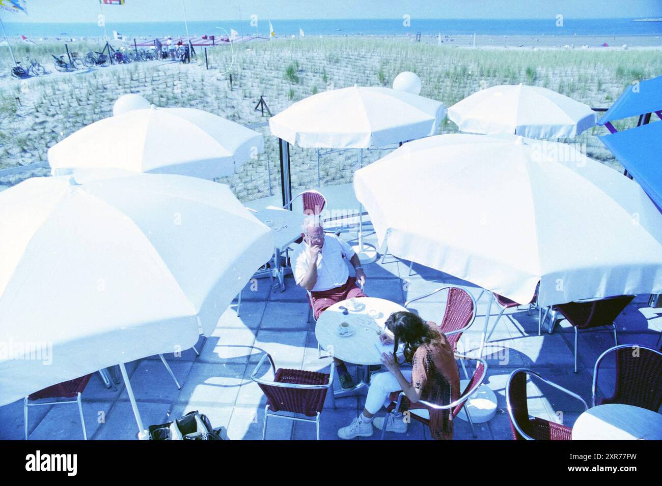 Terrasse avec parasols, Whizgle Dutch News : des images historiques sur mesure pour l'avenir. Explorez le passé néerlandais avec des perspectives modernes grâce à des images d'agences néerlandaises. Concilier les événements d'hier avec les perspectives de demain. Embarquez pour un voyage intemporel avec des histoires qui façonnent notre avenir. Banque D'Images