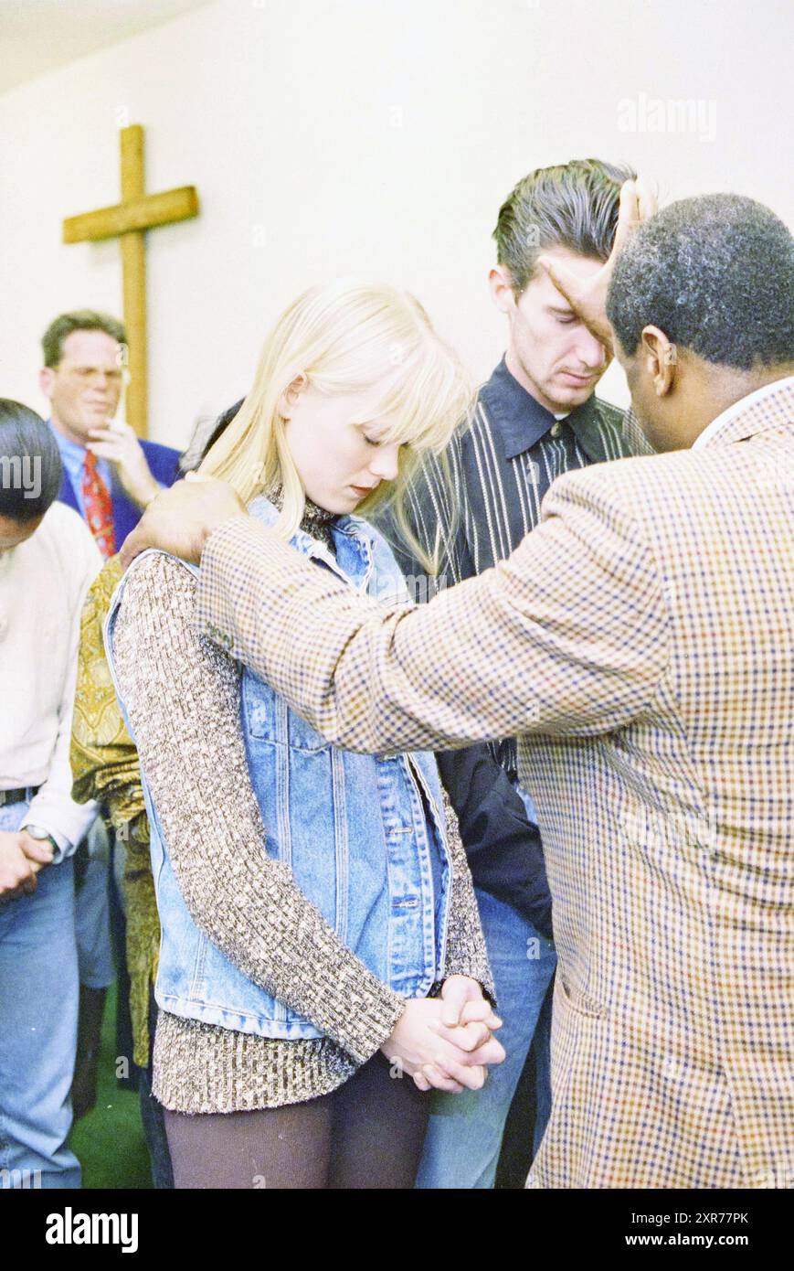Service religieux avec guérison de la foi, 00-00-1994, Whizgle Dutch News : images historiques sur mesure pour l'avenir. Explorez le passé néerlandais avec des perspectives modernes grâce à des images d'agences néerlandaises. Concilier les événements d'hier avec les perspectives de demain. Embarquez pour un voyage intemporel avec des histoires qui façonnent notre avenir. Banque D'Images