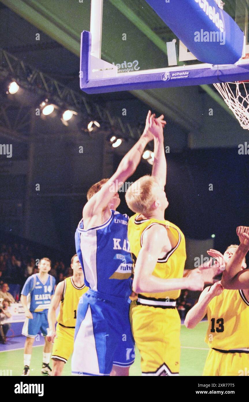 Match de basket-ball, Whizgle Dutch News : des images historiques conçues pour l'avenir. Explorez le passé néerlandais avec des perspectives modernes grâce à des images d'agences néerlandaises. Concilier les événements d'hier avec les perspectives de demain. Embarquez pour un voyage intemporel avec des histoires qui façonnent notre avenir. Banque D'Images