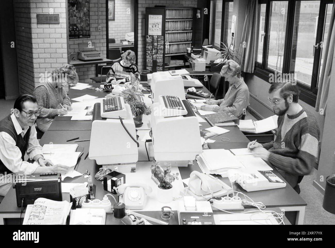 Administration du personnel Haarlems Dagblad, Haarlem, pays-Bas, 07-04-1986, Whizgle Dutch News : des images historiques sur mesure pour l'avenir. Explorez le passé néerlandais avec des perspectives modernes grâce à des images d'agences néerlandaises. Concilier les événements d'hier avec les perspectives de demain. Embarquez pour un voyage intemporel avec des histoires qui façonnent notre avenir. Banque D'Images