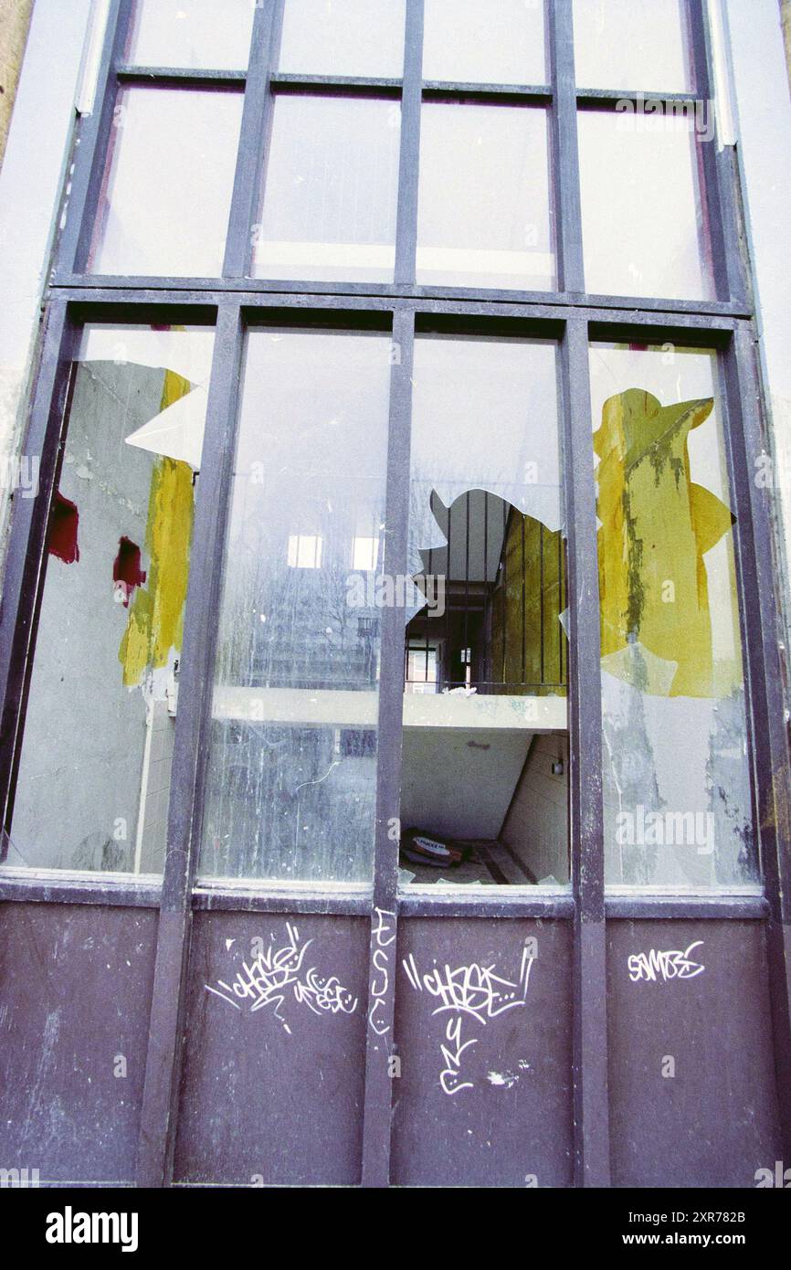 Bâtiment avec des fenêtres cassées, Whizgle Dutch News : des images historiques sur mesure pour l'avenir. Explorez le passé néerlandais avec des perspectives modernes grâce à des images d'agences néerlandaises. Concilier les événements d'hier avec les perspectives de demain. Embarquez pour un voyage intemporel avec des histoires qui façonnent notre avenir. Banque D'Images