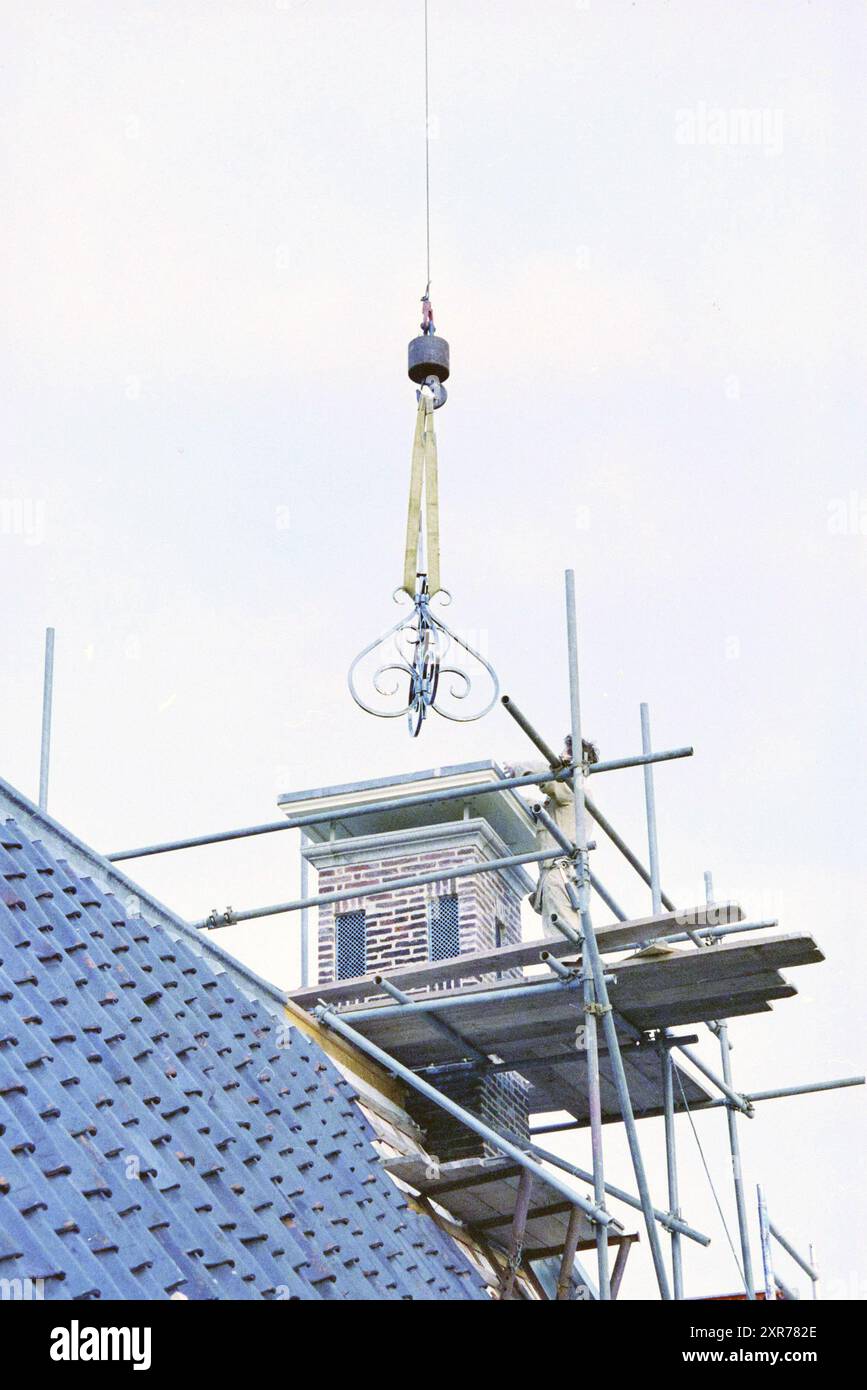 Lors de la restauration du Hoofdwacht, une girouette portant le logo de l’Association Haerlem sera placée sur une cheminée. La girouette a été faite par le forgeron ornemental AB Vermeulen. Grote Markt corner of Smedestraat, Haarlem., Haarlem, Smedestraat, pays-Bas, 02-11-1994, Whizgle Dutch News : des images historiques sur mesure pour l'avenir. Explorez le passé néerlandais avec des perspectives modernes grâce à des images d'agences néerlandaises. Concilier les événements d'hier avec les perspectives de demain. Embarquez pour un voyage intemporel avec des histoires qui façonnent notre avenir. Banque D'Images