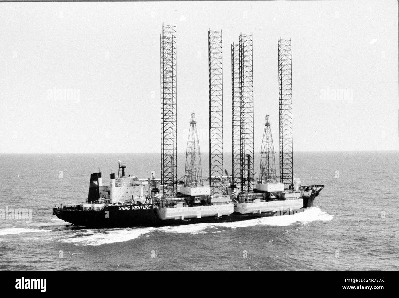 Boat transporte des pièces d'une grue, 18-03-1983, Whizgle Dutch News : images historiques sur mesure pour l'avenir. Explorez le passé néerlandais avec des perspectives modernes grâce à des images d'agences néerlandaises. Concilier les événements d'hier avec les perspectives de demain. Embarquez pour un voyage intemporel avec des histoires qui façonnent notre avenir. Banque D'Images