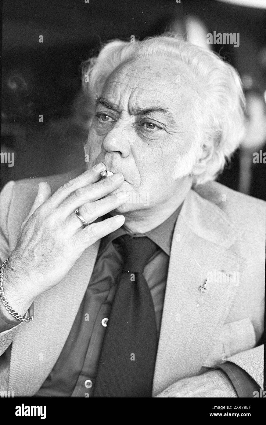 Louis Matteman leader du Parti travailliste, Parti travailliste, PVDA, 25-11-1975, Whizgle Dutch News : images historiques adaptées pour l'avenir. Explorez le passé néerlandais avec des perspectives modernes grâce à des images d'agences néerlandaises. Concilier les événements d'hier avec les perspectives de demain. Embarquez pour un voyage intemporel avec des histoires qui façonnent notre avenir. Banque D'Images