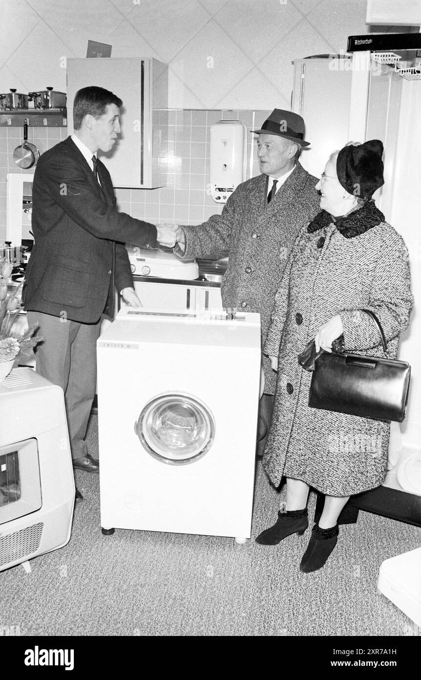 Couple Gets machine à laver, 00-12-1966, Whizgle Dutch News : images historiques sur mesure pour l'avenir. Explorez le passé néerlandais avec des perspectives modernes grâce à des images d'agences néerlandaises. Concilier les événements d'hier avec les perspectives de demain. Embarquez pour un voyage intemporel avec des histoires qui façonnent notre avenir. Banque D'Images