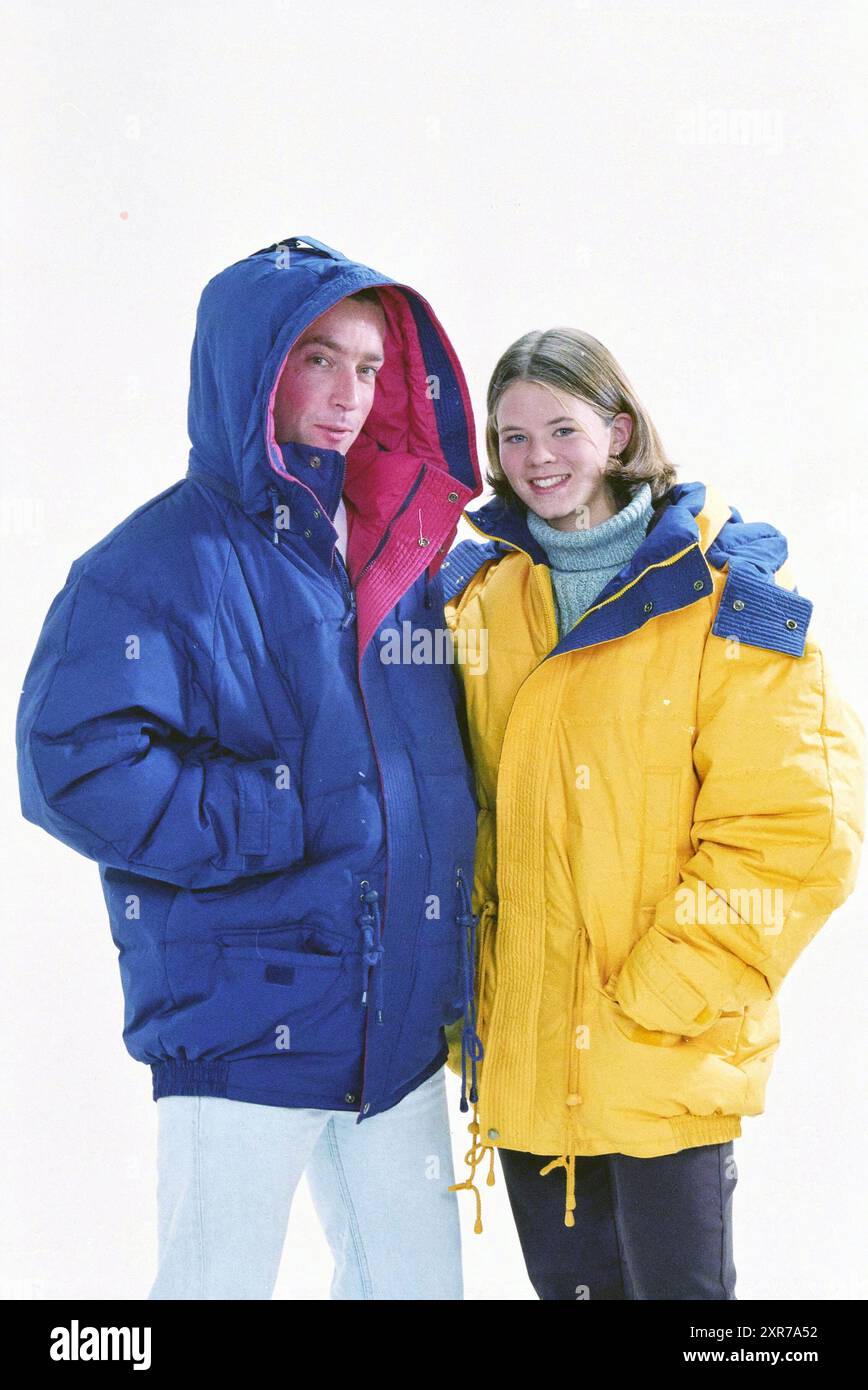 Modèles avec vêtements d'hiver pour hommes et femmes., 00-10-1997, Whizgle Dutch News : images historiques sur mesure pour l'avenir. Explorez le passé néerlandais avec des perspectives modernes grâce à des images d'agences néerlandaises. Concilier les événements d'hier avec les perspectives de demain. Embarquez pour un voyage intemporel avec des histoires qui façonnent notre avenir. Banque D'Images