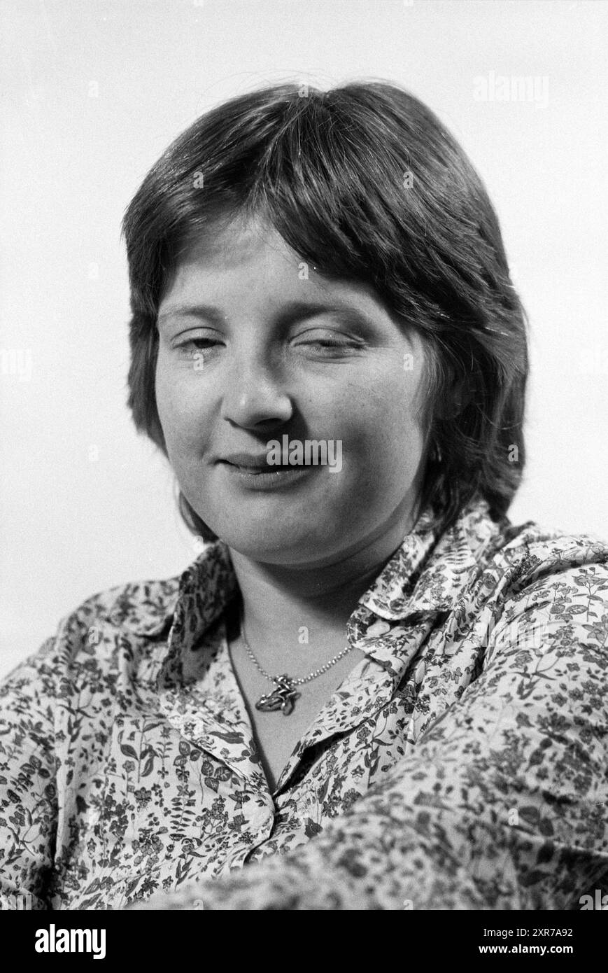 Portrait d'une femme, d'environ 20 ans, 01-08-1979, Whizgle Dutch News : images historiques sur mesure pour l'avenir. Explorez le passé néerlandais avec des perspectives modernes grâce à des images d'agences néerlandaises. Concilier les événements d'hier avec les perspectives de demain. Embarquez pour un voyage intemporel avec des histoires qui façonnent notre avenir. Banque D'Images