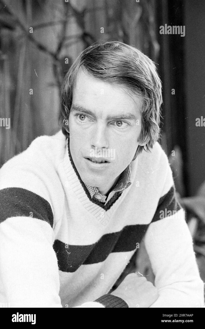 Portrait homme dans la maison de disques de bureau Ariola, Whizgle Dutch News : images historiques sur mesure pour l'avenir. Explorez le passé néerlandais avec des perspectives modernes grâce à des images d'agences néerlandaises. Concilier les événements d'hier avec les perspectives de demain. Embarquez pour un voyage intemporel avec des histoires qui façonnent notre avenir. Banque D'Images