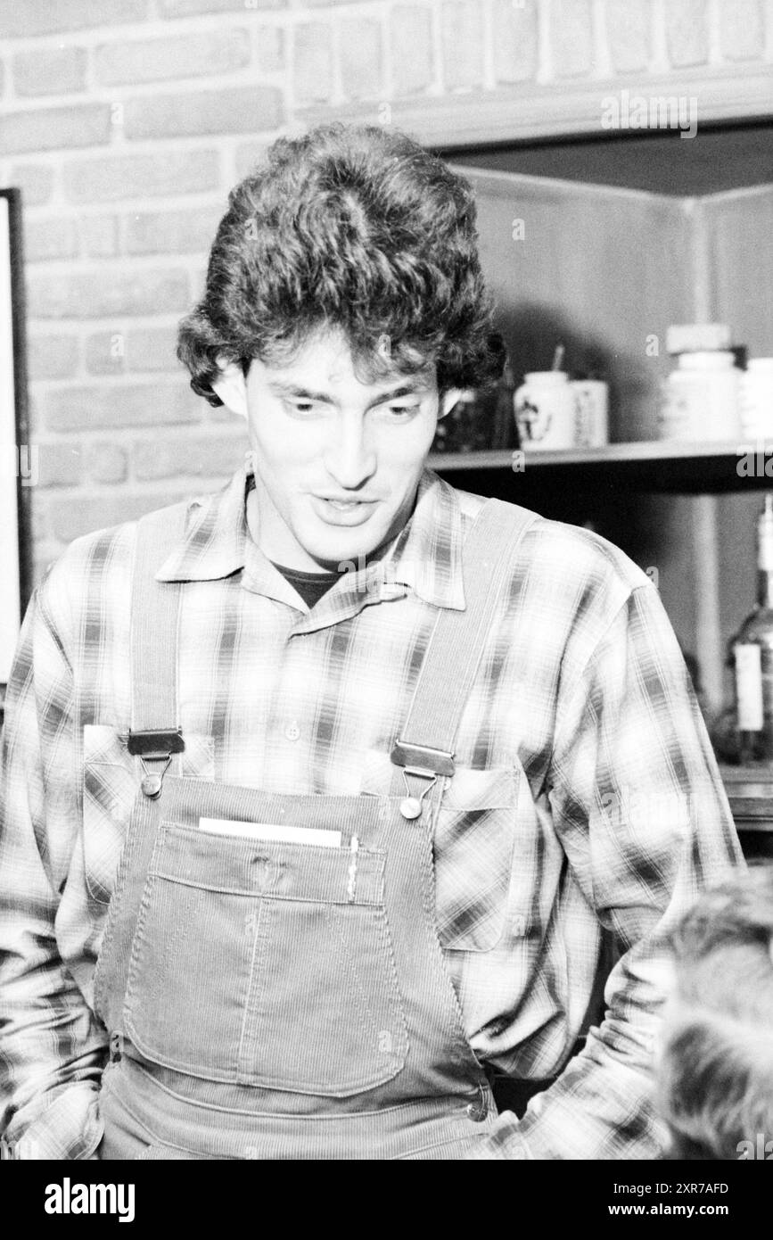 Portrait jeune homme dans une salopette, 07-05-1979, Whizgle Dutch News : images historiques sur mesure pour l'avenir. Explorez le passé néerlandais avec des perspectives modernes grâce à des images d'agences néerlandaises. Concilier les événements d'hier avec les perspectives de demain. Embarquez pour un voyage intemporel avec des histoires qui façonnent notre avenir. Banque D'Images