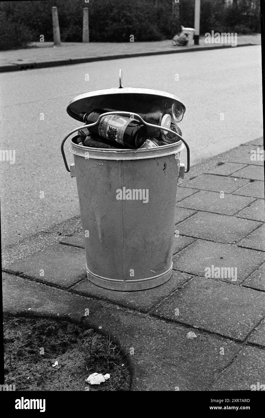 Service de collecte de verre à Rijsenhout., vitraux, soufflage de verre, verre en général, 19-02-1975, Whizgle Dutch News : des images historiques sur mesure pour l'avenir. Explorez le passé néerlandais avec des perspectives modernes grâce à des images d'agences néerlandaises. Concilier les événements d'hier avec les perspectives de demain. Embarquez pour un voyage intemporel avec des histoires qui façonnent notre avenir. Banque D'Images