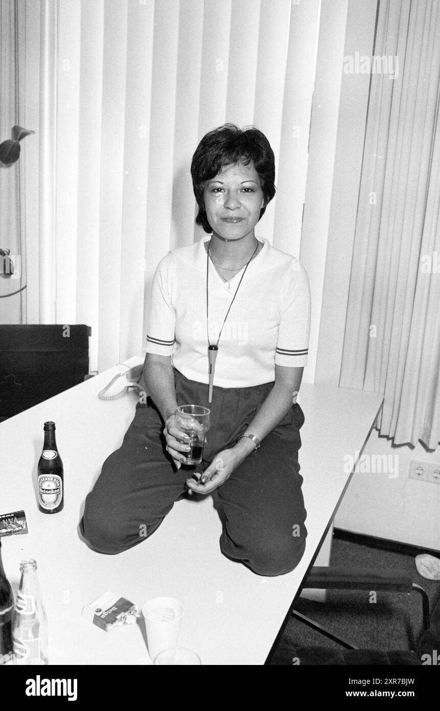 Company Drinks (maison de disques EMI?), 00-05-1984, Whizgle Dutch News : images historiques sur mesure pour l'avenir. Explorez le passé néerlandais avec des perspectives modernes grâce à des images d'agences néerlandaises. Concilier les événements d'hier avec les perspectives de demain. Embarquez pour un voyage intemporel avec des histoires qui façonnent notre avenir. Banque D'Images