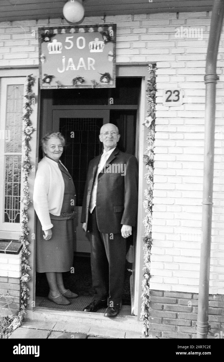 Couple Bor, mariage, 12-02-1964, Whizgle Dutch News : images historiques sur mesure pour l'avenir. Explorez le passé néerlandais avec des perspectives modernes grâce à des images d'agences néerlandaises. Concilier les événements d'hier avec les perspectives de demain. Embarquez pour un voyage intemporel avec des histoires qui façonnent notre avenir. Banque D'Images