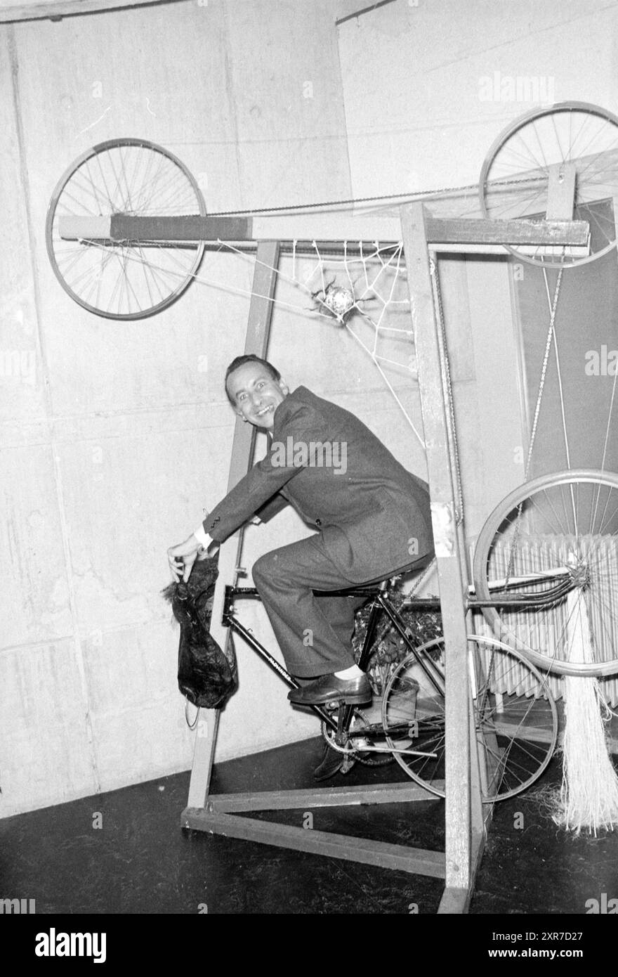 École pour apprendre les numéros de cirque, Whizgle Dutch News : images historiques adaptées pour l'avenir. Explorez le passé néerlandais avec des perspectives modernes grâce à des images d'agences néerlandaises. Concilier les événements d'hier avec les perspectives de demain. Embarquez pour un voyage intemporel avec des histoires qui façonnent notre avenir. Banque D'Images