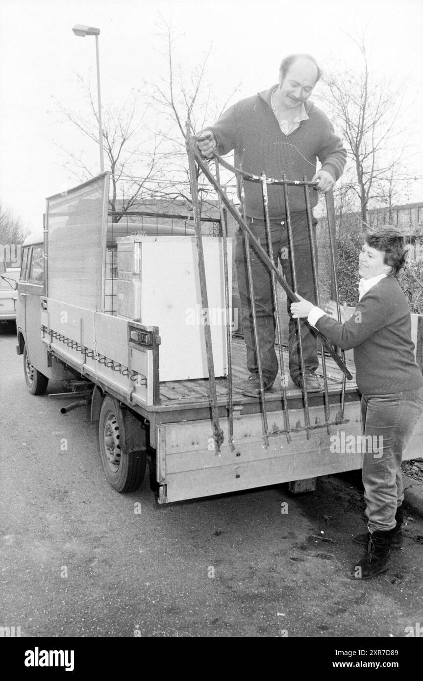 Famille Goedhart concernant la collecte des déchets volumineux, les ordures, 25-11-1988, Whizgle Dutch News : images historiques sur mesure pour l'avenir. Explorez le passé néerlandais avec des perspectives modernes grâce à des images d'agences néerlandaises. Concilier les événements d'hier avec les perspectives de demain. Embarquez pour un voyage intemporel avec des histoires qui façonnent notre avenir. Banque D'Images