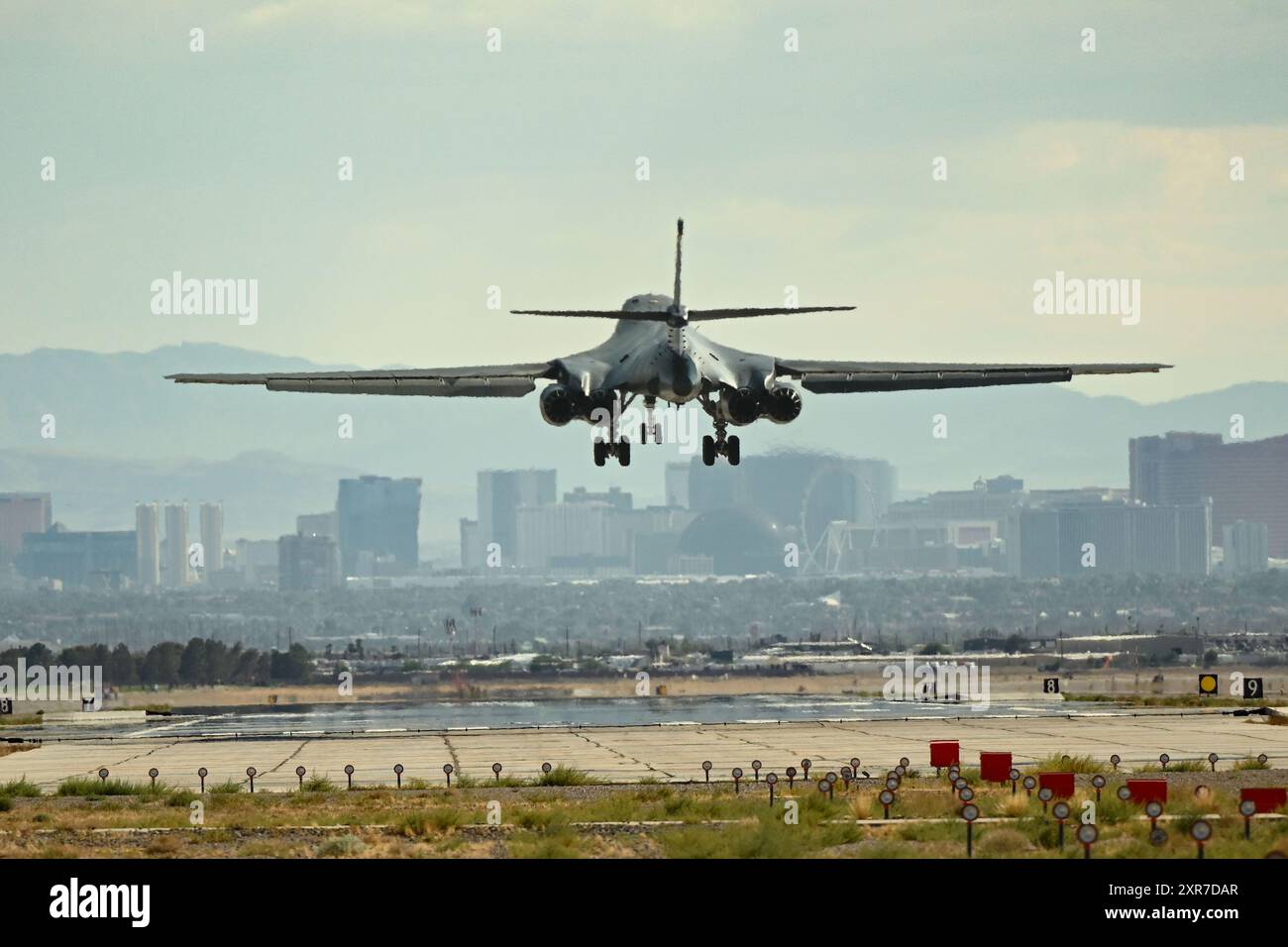 Un B-1B lancer de l'US Air Force affecté au 37th Bomb Squadron décolle pendant le Red Flag 24-3 à la base aérienne de Nellis, Nev., le 2 août 2024. Drapeau rouge Banque D'Images