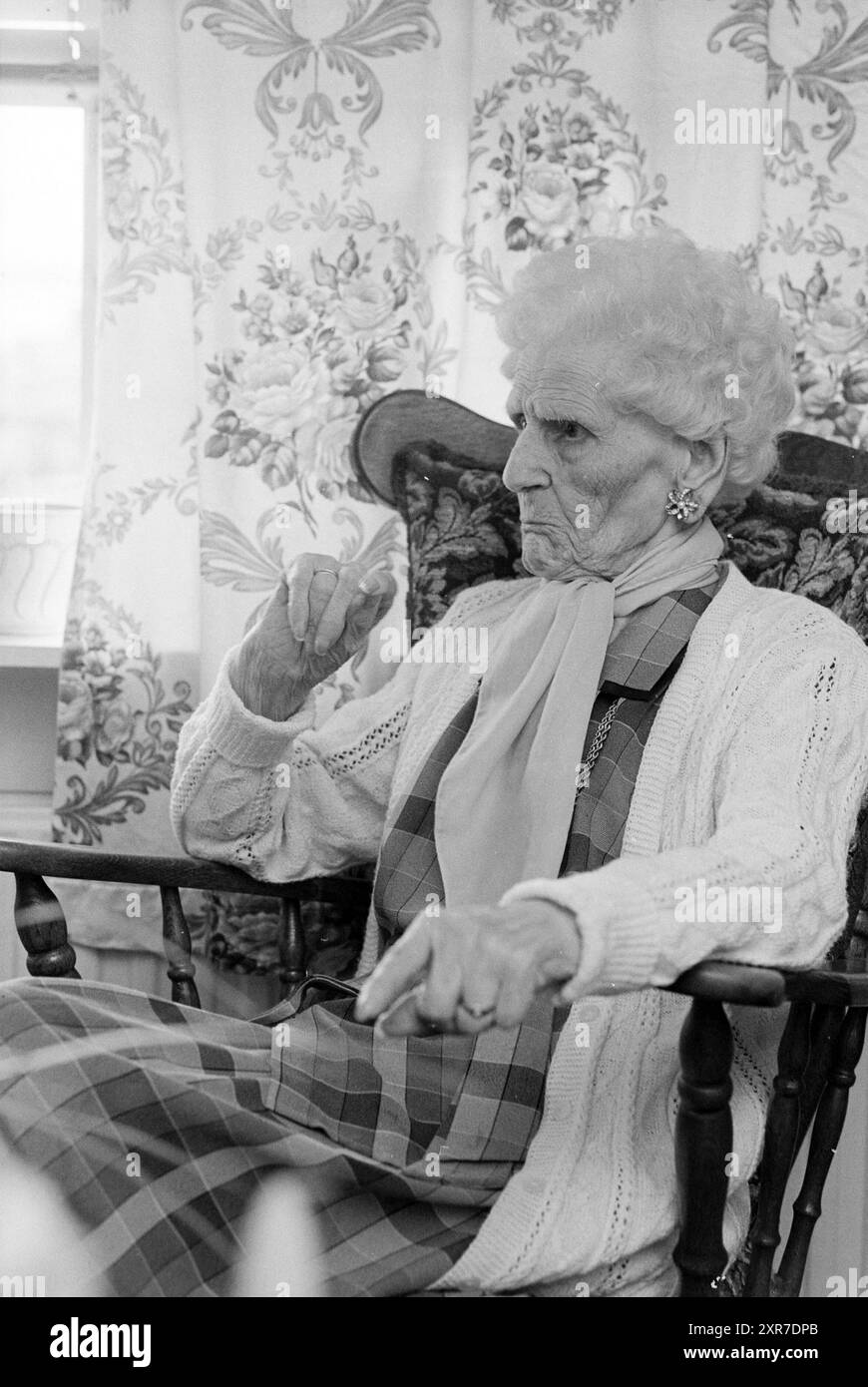 Portrait femme très âgée, 06-05-1996, Whizgle Dutch News : images historiques adaptées pour l'avenir. Explorez le passé néerlandais avec des perspectives modernes grâce à des images d'agences néerlandaises. Concilier les événements d'hier avec les perspectives de demain. Embarquez pour un voyage intemporel avec des histoires qui façonnent notre avenir. Banque D'Images