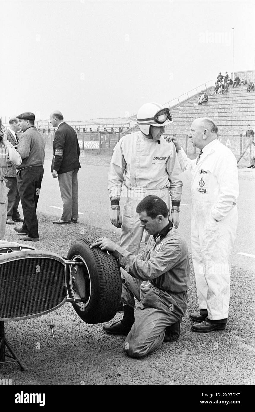 Voitures de course, 22-05-1964, Whizgle Dutch News : des images historiques sur mesure pour l'avenir. Explorez le passé néerlandais avec des perspectives modernes grâce à des images d'agences néerlandaises. Concilier les événements d'hier avec les perspectives de demain. Embarquez pour un voyage intemporel avec des histoires qui façonnent notre avenir. Banque D'Images