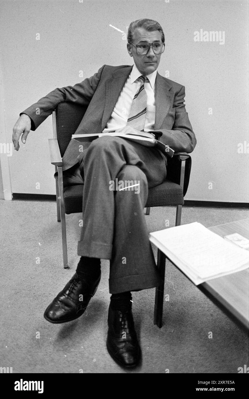 M. van der Schroeff dir. Fonds de pension, Hoogovens, 21-09-1982, Whizgle Dutch News : des images historiques sur mesure pour l'avenir. Explorez le passé néerlandais avec des perspectives modernes grâce à des images d'agences néerlandaises. Concilier les événements d'hier avec les perspectives de demain. Embarquez pour un voyage intemporel avec des histoires qui façonnent notre avenir. Banque D'Images