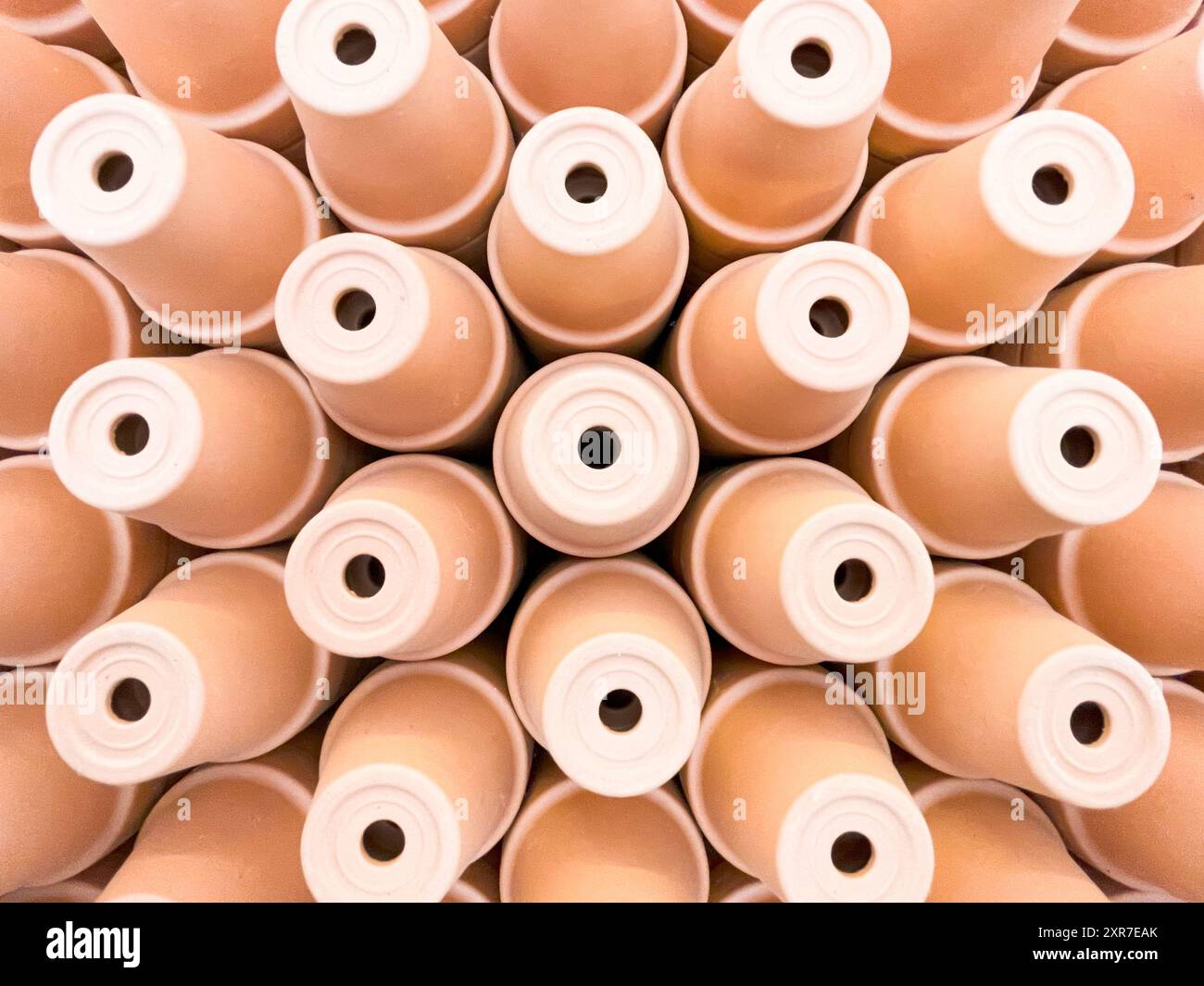 Pots en terre cuite soigneusement empilés vus d'en haut, soulignant les formes circulaires. Banque D'Images