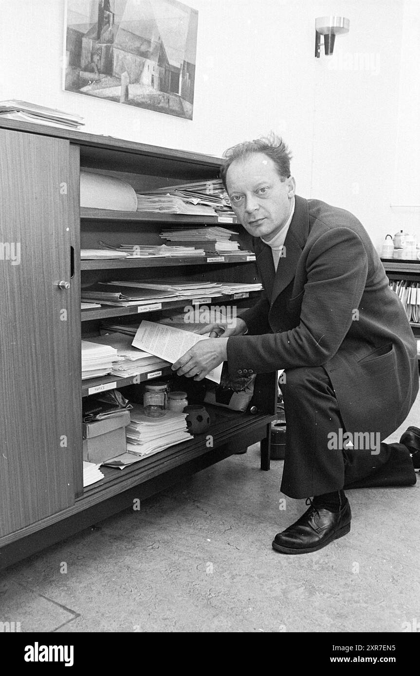 Portrait d'un homme dans un classeur, 00-00-1972, Whizgle Dutch News : des images historiques sur mesure pour l'avenir. Explorez le passé néerlandais avec des perspectives modernes grâce à des images d'agences néerlandaises. Concilier les événements d'hier avec les perspectives de demain. Embarquez pour un voyage intemporel avec des histoires qui façonnent notre avenir. Banque D'Images