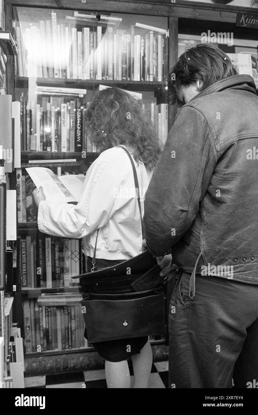 Pickpocketing (Jaap Sluis et Dorothe), Theft, 08-07-1988, Whizgle Dutch News : images historiques sur mesure pour l'avenir. Explorez le passé néerlandais avec des perspectives modernes grâce à des images d'agences néerlandaises. Concilier les événements d'hier avec les perspectives de demain. Embarquez pour un voyage intemporel avec des histoires qui façonnent notre avenir. Banque D'Images