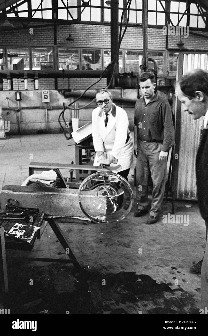 Visite soufflage de verre, vitrail, soufflage de verre, verre en général, 14-06-1967, Whizgle Dutch News : des images historiques sur mesure pour l'avenir. Explorez le passé néerlandais avec des perspectives modernes grâce à des images d'agences néerlandaises. Concilier les événements d'hier avec les perspectives de demain. Embarquez pour un voyage intemporel avec des histoires qui façonnent notre avenir. Banque D'Images