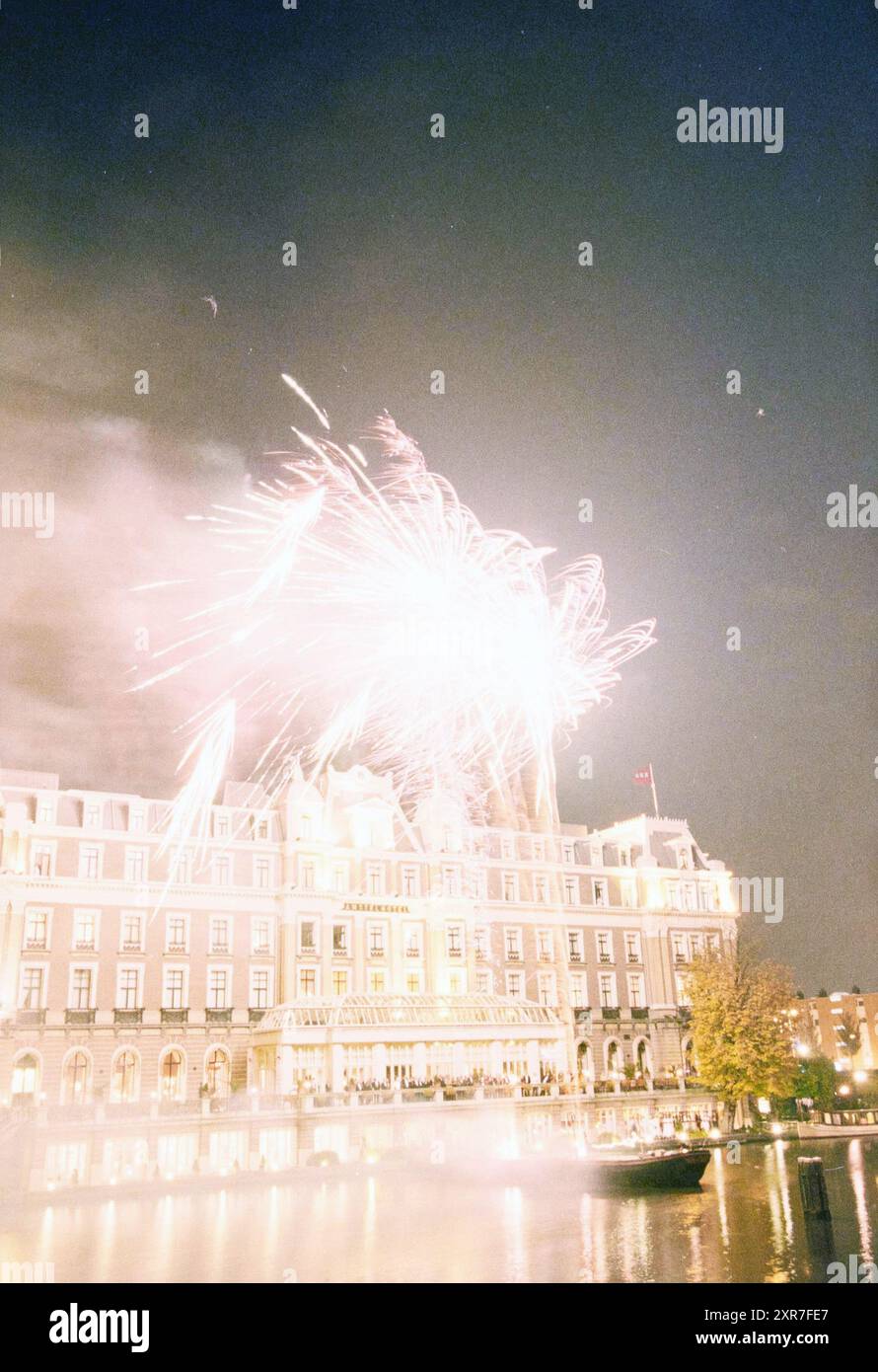 Feux d'artifice, Whizgle Dutch News : des images historiques sur mesure pour l'avenir. Explorez le passé néerlandais avec des perspectives modernes grâce à des images d'agences néerlandaises. Concilier les événements d'hier avec les perspectives de demain. Embarquez pour un voyage intemporel avec des histoires qui façonnent notre avenir. Banque D'Images