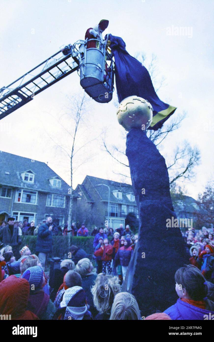 Statue dévoilée, école Montessori, 04-12-1995, Whizgle Dutch News : des images historiques sur mesure pour l'avenir. Explorez le passé néerlandais avec des perspectives modernes grâce à des images d'agences néerlandaises. Concilier les événements d'hier avec les perspectives de demain. Embarquez pour un voyage intemporel avec des histoires qui façonnent notre avenir. Banque D'Images Statue dévoilée, école Montessori, 04-12-1995, Whizgle Dutch News : des images historiques sur mesure pour l'avenir. Explorez le passé néerlandais avec des perspectives modernes grâce à des images d'agences néerlandaises. Concilier les événements d'hier avec les perspectives de demain. Embarquez pour un voyage intemporel avec des histoires qui façonnent notre avenir. Banque D'Images