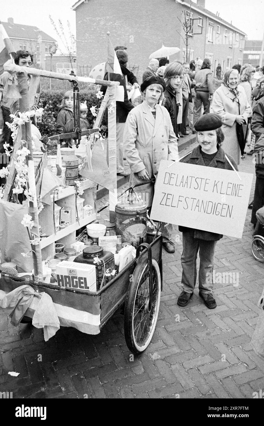 Festivités Spaarndam, Overveen, Rozenprieel, Asiaweg, jour de la Reine, Haarlem, Aziëweg, pays-Bas, 30-04-1974, Whizgle Dutch News : des images historiques sur mesure pour l'avenir. Explorez le passé néerlandais avec des perspectives modernes grâce à des images d'agences néerlandaises. Concilier les événements d'hier avec les perspectives de demain. Embarquez pour un voyage intemporel avec des histoires qui façonnent notre avenir. Banque D'Images