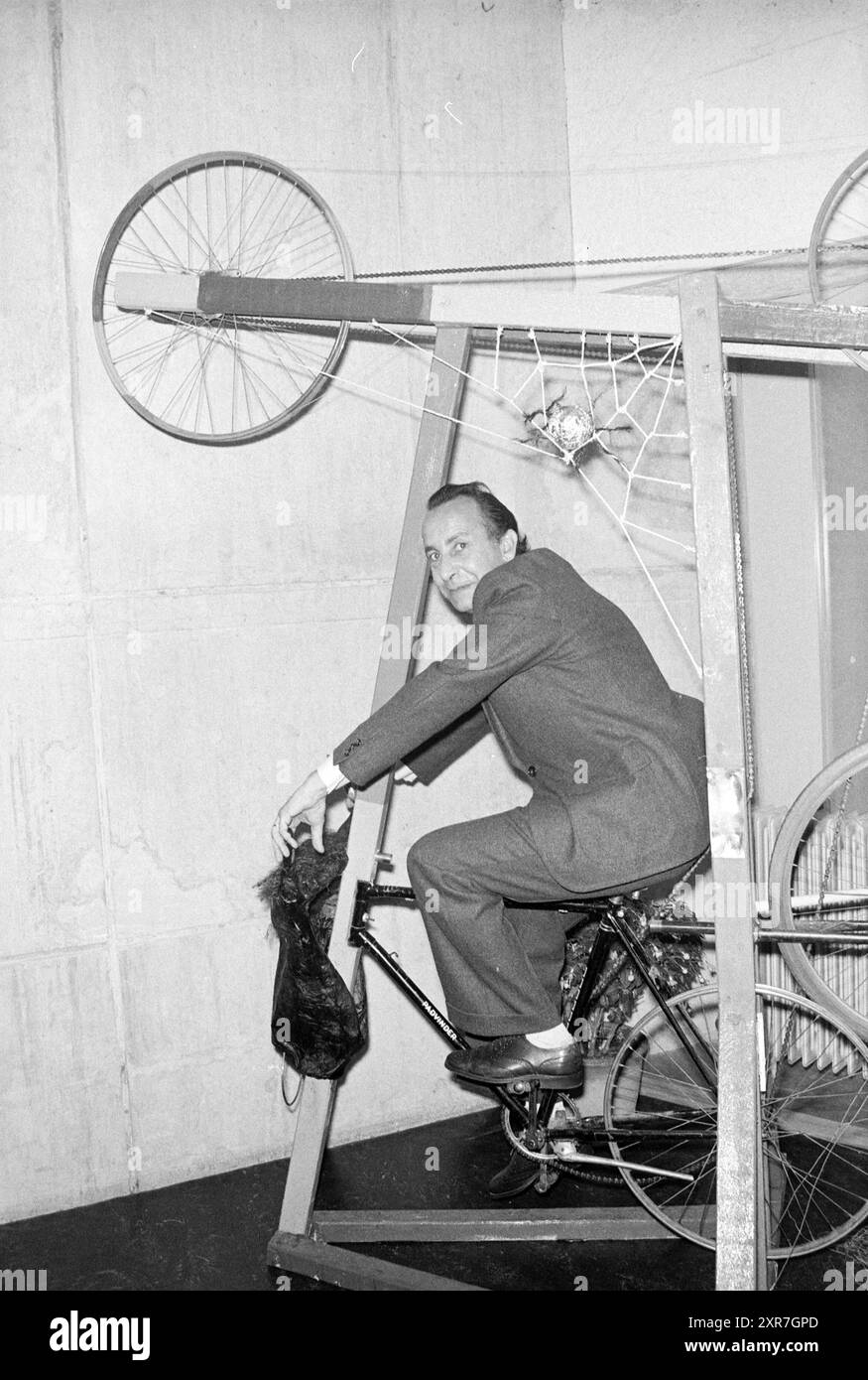 École pour apprendre les numéros de cirque, Whizgle Dutch News : images historiques adaptées pour l'avenir. Explorez le passé néerlandais avec des perspectives modernes grâce à des images d'agences néerlandaises. Concilier les événements d'hier avec les perspectives de demain. Embarquez pour un voyage intemporel avec des histoires qui façonnent notre avenir. Banque D'Images