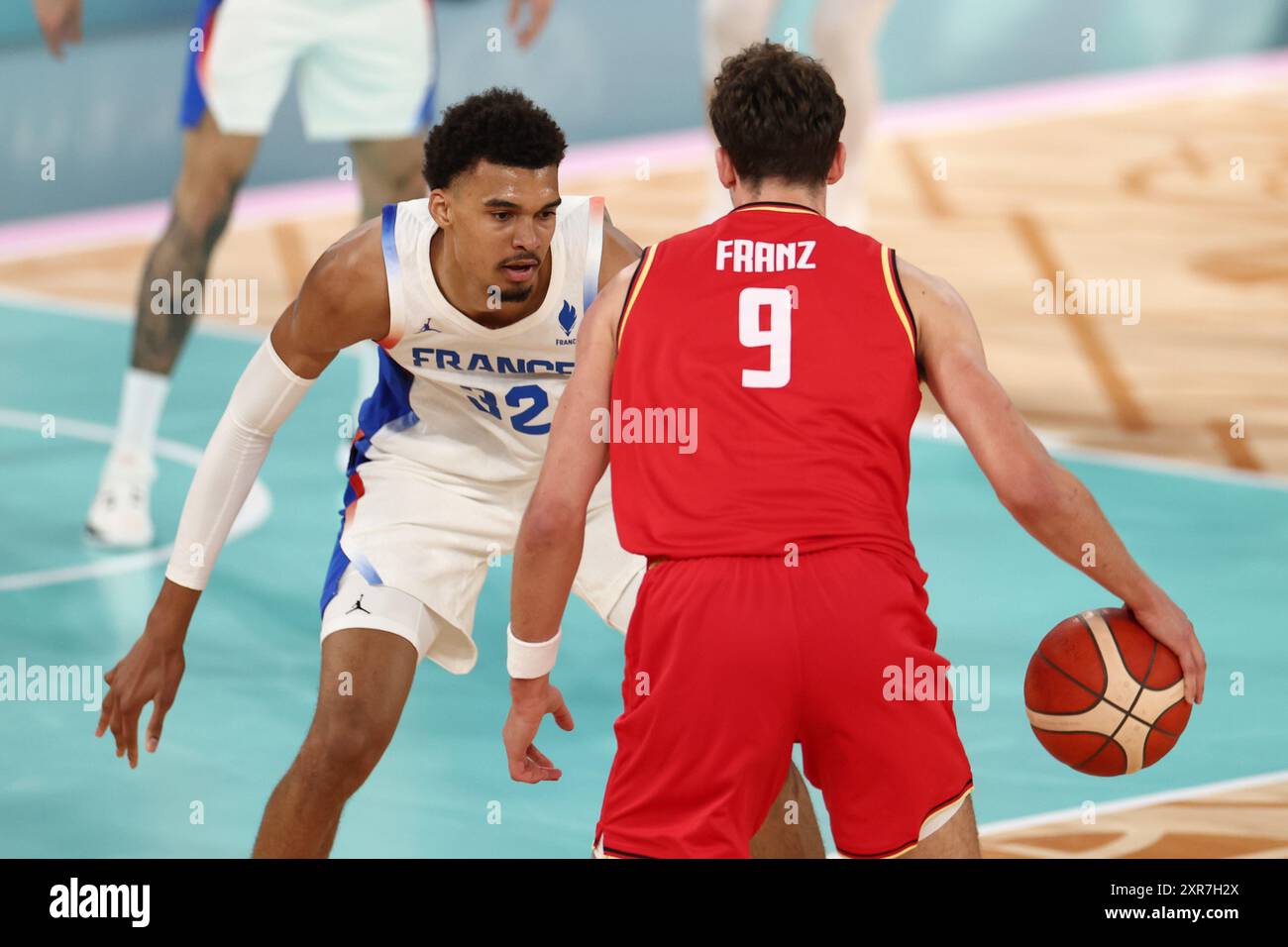 Paris, France. 09 août 2024. Julien Mattia/le Pictorium - Basketball 5x5 - demi-finale - France-Allemagne - Paris 2024 - 09/08/2024 - France/Seine Saint Denis/Paris - Victor Wembanyama (FRA) et Franz Wagner (GER) lors de la demi-finale des Jeux Olympiques de Paris entre la France et l'Allemagne, le 8 août 2024, à l'Arena Bercy. Crédit : LE PICTORIUM/Alamy Live News Banque D'Images