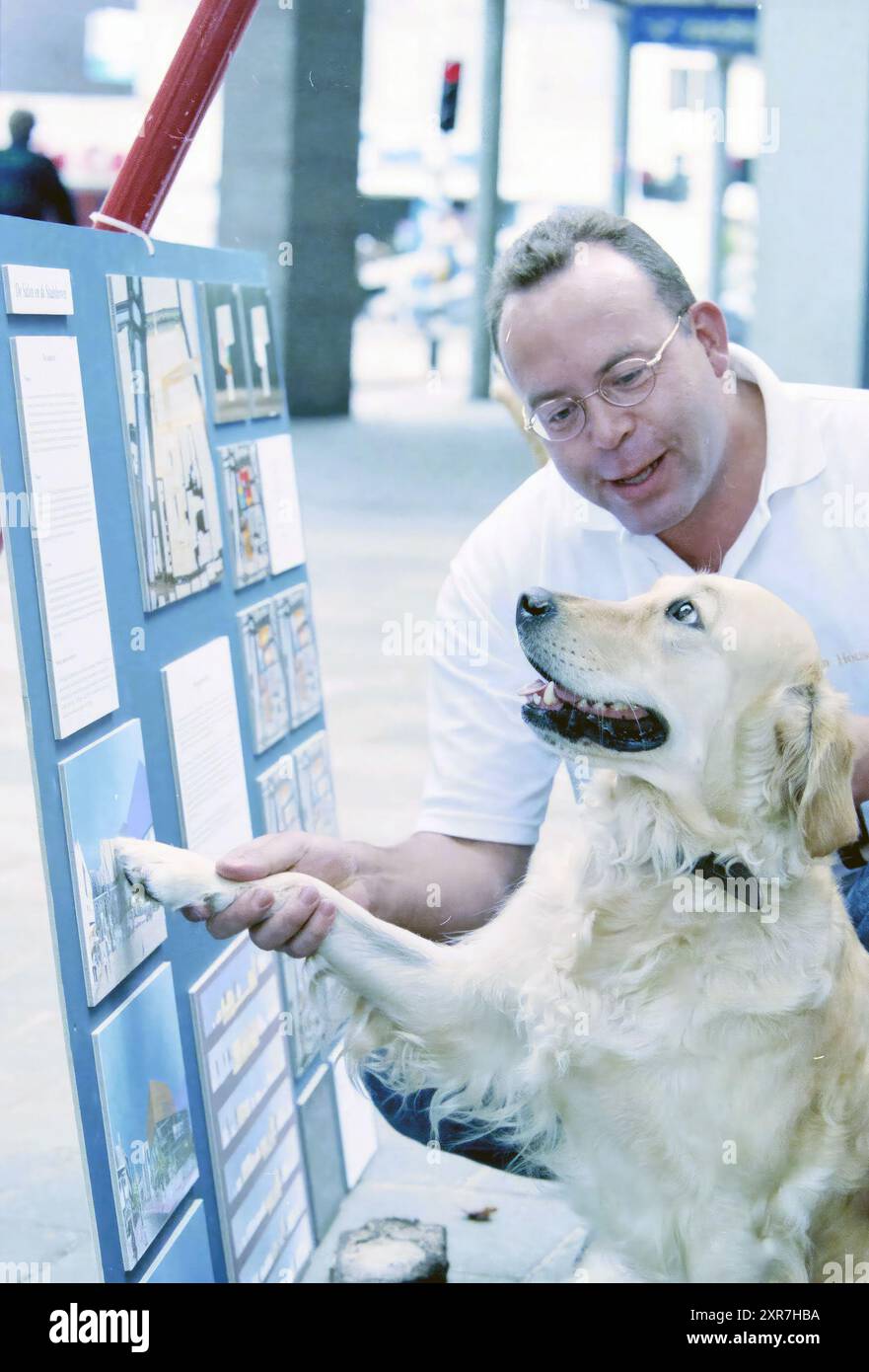 Portrait d'homme avec chien, Whizgle Dutch News : images historiques adaptées pour l'avenir. Explorez le passé néerlandais avec des perspectives modernes grâce à des images d'agences néerlandaises. Concilier les événements d'hier avec les perspectives de demain. Embarquez pour un voyage intemporel avec des histoires qui façonnent notre avenir. Banque D'Images