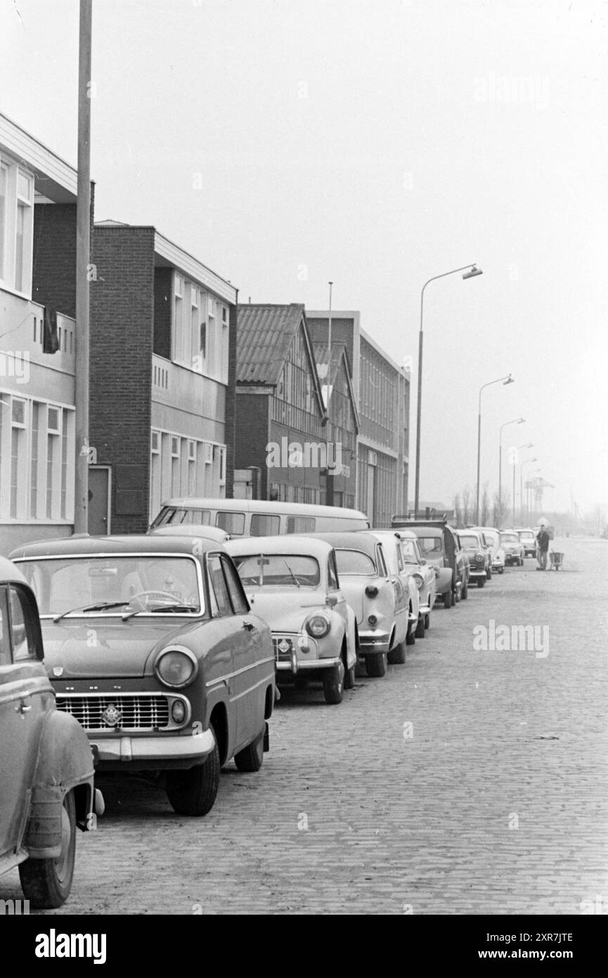 Rangée de voitures garées dans une rue, Whizgle Dutch News : des images historiques sur mesure pour l'avenir. Explorez le passé néerlandais avec des perspectives modernes grâce à des images d'agences néerlandaises. Concilier les événements d'hier avec les perspectives de demain. Embarquez pour un voyage intemporel avec des histoires qui façonnent notre avenir. Banque D'Images