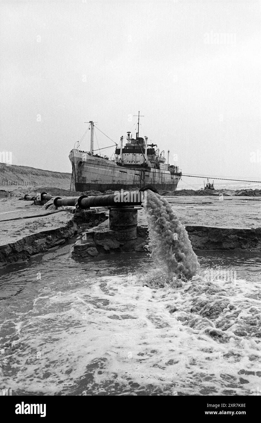 Navire Santa Kyriaki qui s'est échoué près d'IJmuiden lors d'une tempête en novembre 1965. Il a fallu des mois avant que nous réussissions à renflouer le navire., IJmuiden, pays-Bas, 00-00-1966, Whizgle Dutch News : images historiques sur mesure pour l'avenir. Explorez le passé néerlandais avec des perspectives modernes grâce à des images d'agences néerlandaises. Concilier les événements d'hier avec les perspectives de demain. Embarquez pour un voyage intemporel avec des histoires qui façonnent notre avenir. Banque D'Images