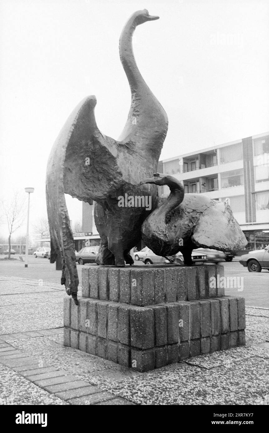 Image de 2 cygnes, Zwanenburg, Dennenlaan, Whizgle Dutch News : des images historiques sur mesure pour l'avenir. Explorez le passé néerlandais avec des perspectives modernes grâce à des images d'agences néerlandaises. Concilier les événements d'hier avec les perspectives de demain. Embarquez pour un voyage intemporel avec des histoires qui façonnent notre avenir. Banque D'Images