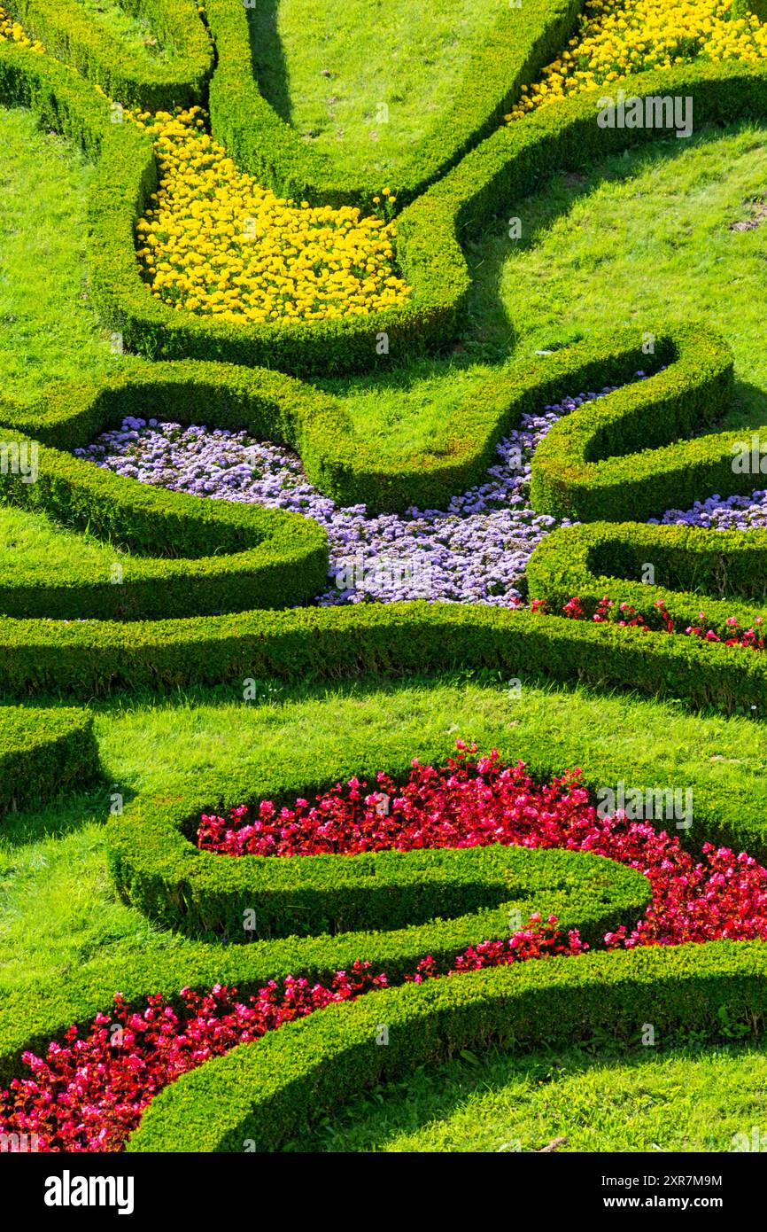 Jardin fleuri ornemental fleuri avec fleurs jaunes, violettes et rouges, arbustes verts et pelouse, journée ensoleillée d'été, jardin fleuri de l'UNESCO à Kroměříž Banque D'Images