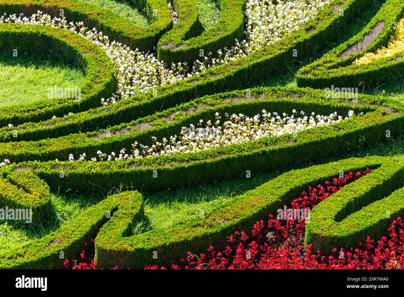 Jardin fleuri ornemental fleuri avec fleurs blanches et rouges, buissons verts et pelouse, journée ensoleillée d'été, jardin fleuri de l'UNESCO à Kroměříž Banque D'Images