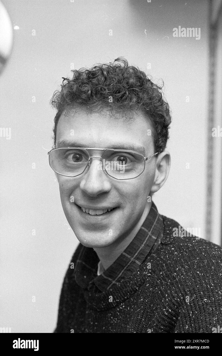 Portrait Jean-Pierre van de Sluis (Peter Douglas), lecteur CD pour Jean Pierre van de Sluis, musique, 11-02-1987, Whizgle Dutch News : images historiques adaptées pour l'avenir. Explorez le passé néerlandais avec des perspectives modernes grâce à des images d'agences néerlandaises. Concilier les événements d'hier avec les perspectives de demain. Embarquez pour un voyage intemporel avec des histoires qui façonnent notre avenir. Banque D'Images