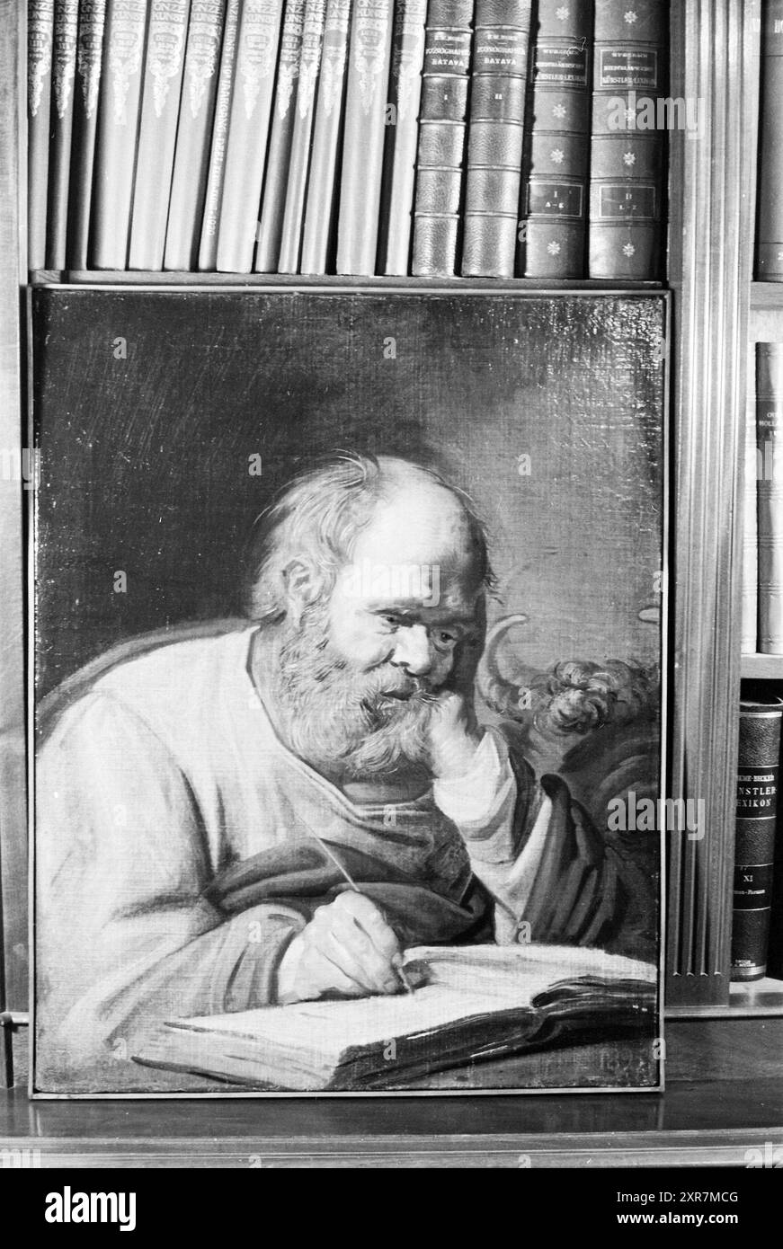 L'historienne soviétique de l'art Irina Linnik apporte à Haarlem trois peintures de Frans Hals de Russie. Ici, ils sont exposés dans le musée : Portrait d'un apôtre., 10-07-1962, Whizgle Dutch News : images historiques sur mesure pour l'avenir. Explorez le passé néerlandais avec des perspectives modernes grâce à des images d'agences néerlandaises. Concilier les événements d'hier avec les perspectives de demain. Embarquez pour un voyage intemporel avec des histoires qui façonnent notre avenir. Banque D'Images