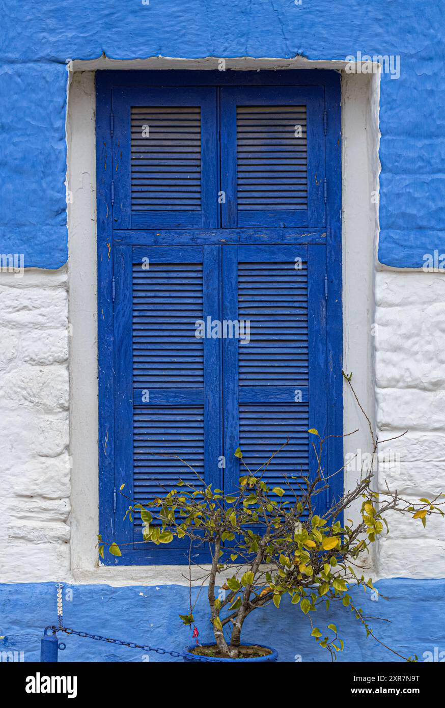 Fenêtre blanche et bleue d'une maison historique dans la médina du centre historique d'Asilah au Maroc Banque D'Images