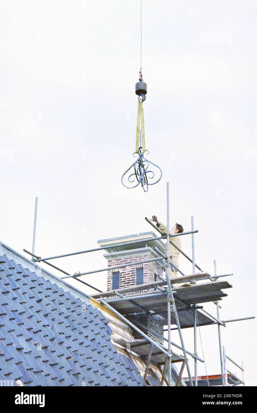 Lors de la restauration du Hoofdwacht, une girouette portant le logo de l’Association Haerlem sera placée sur une cheminée. La girouette a été faite par le forgeron ornemental AB Vermeulen. Grote Markt corner of Smedestraat, Haarlem., Haarlem, Smedestraat, pays-Bas, 02-11-1994, Whizgle Dutch News : des images historiques sur mesure pour l'avenir. Explorez le passé néerlandais avec des perspectives modernes grâce à des images d'agences néerlandaises. Concilier les événements d'hier avec les perspectives de demain. Embarquez pour un voyage intemporel avec des histoires qui façonnent notre avenir. Banque D'Images