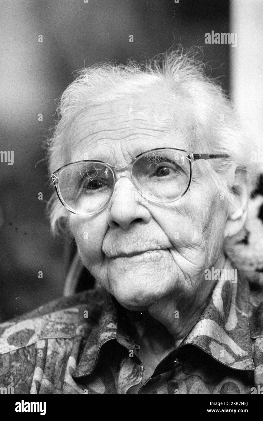 106 ans Mrs. Jansen, 28-11-1994, Whizgle Dutch News : images historiques sur mesure pour l'avenir. Explorez le passé néerlandais avec des perspectives modernes grâce à des images d'agences néerlandaises. Concilier les événements d'hier avec les perspectives de demain. Embarquez pour un voyage intemporel avec des histoires qui façonnent notre avenir. Banque D'Images