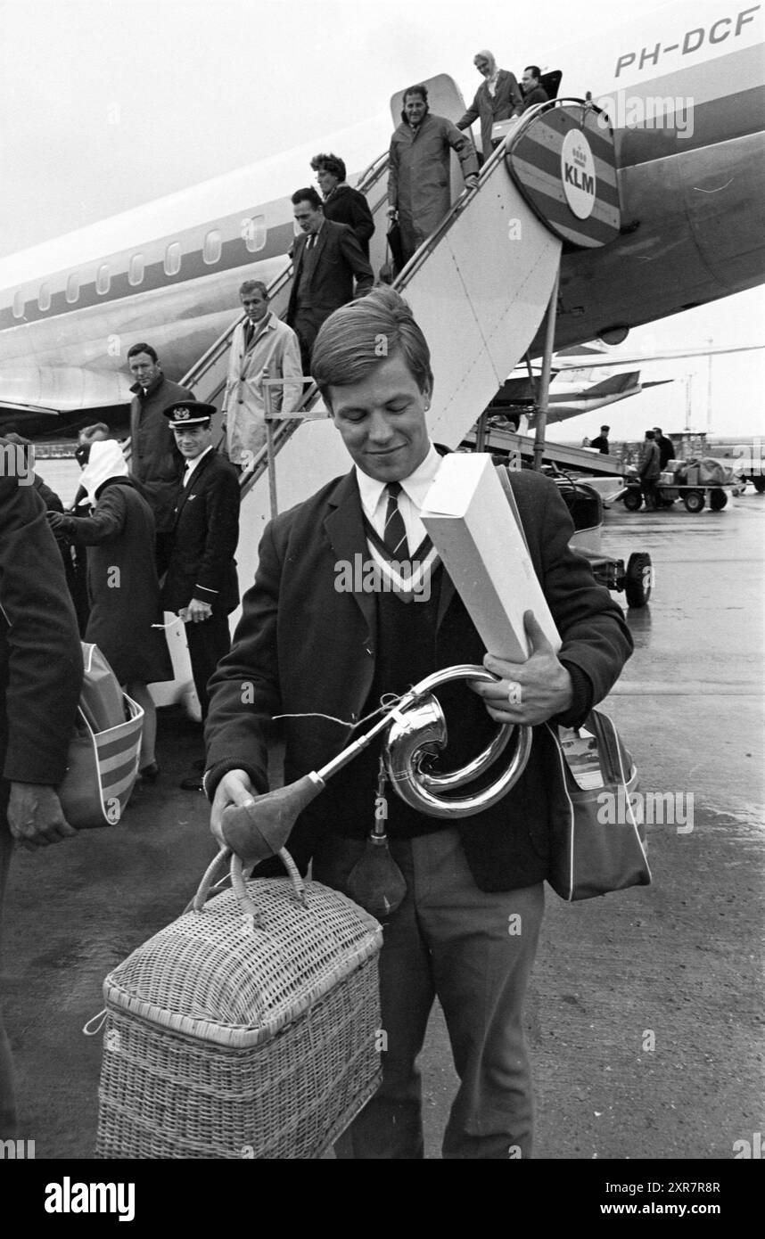 Équipe d'athlètes (?) Retour aux pays-Bas et pose sur les escaliers d'un avion KLM, Schiphol, Whizgle Dutch News : images historiques sur mesure pour l'avenir. Explorez le passé néerlandais avec des perspectives modernes grâce à des images d'agences néerlandaises. Concilier les événements d'hier avec les perspectives de demain. Embarquez pour un voyage intemporel avec des histoires qui façonnent notre avenir. Banque D'Images