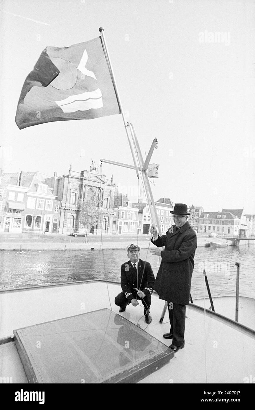 Mgr. Black Cross lève le drapeau sur le navire, drapeaux, 29-09-1972, Whizgle Dutch News : images historiques sur mesure pour l'avenir. Explorez le passé néerlandais avec des perspectives modernes grâce à des images d'agences néerlandaises. Concilier les événements d'hier avec les perspectives de demain. Embarquez pour un voyage intemporel avec des histoires qui façonnent notre avenir. Banque D'Images