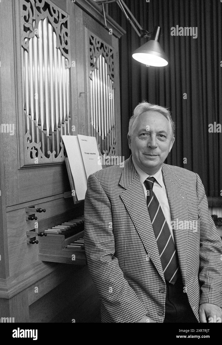 Pierre Cogen, membre du jury, H'lem, Haarlem, pays-Bas, 16-10-1994, Whizgle Dutch News : des images historiques sur mesure pour l'avenir. Explorez le passé néerlandais avec des perspectives modernes grâce à des images d'agences néerlandaises. Concilier les événements d'hier avec les perspectives de demain. Embarquez pour un voyage intemporel avec des histoires qui façonnent notre avenir. Banque D'Images