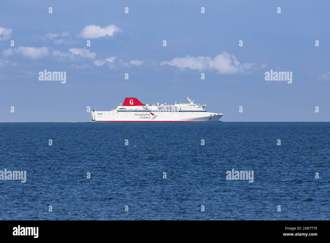Byxelkrok, Suède - 7 août 2024 : la voiture et le ferry de passagers Drotten en service pour destination Gotland sur son chemin vers Visby d'Oskasrhamn à travers Banque D'Images