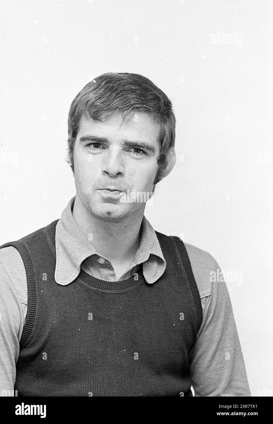 Portrait jeune homme, 00-09-1974, Whizgle Dutch News : des images historiques sur mesure pour l'avenir. Explorez le passé néerlandais avec des perspectives modernes grâce à des images d'agences néerlandaises. Concilier les événements d'hier avec les perspectives de demain. Embarquez pour un voyage intemporel avec des histoires qui façonnent notre avenir. Banque D'Images
